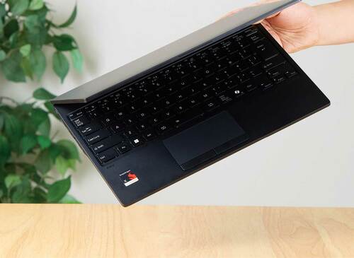 【携帯性】約900ｇで超軽い！ 重さを重視するならコレ！ 小型ノートPCおすすめ イメージ