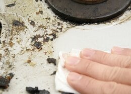 油汚れもごっそり！ キャンドゥで“拭くだけ”でコンロがみるみる新品同様に…［掃除グッズ傑作4選］