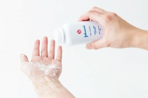 ［裏ワザ④］体に張り付いた砂は「ベビーパウダー」でさらさら イメージ2