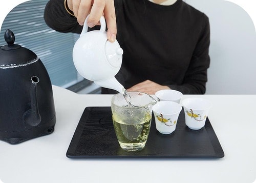 手順7：ポットの茶水をピッチャーへ イメージ