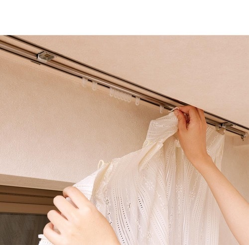 2：濡れたままでカーテンを吊るす 除湿剤おすすめ イメージ