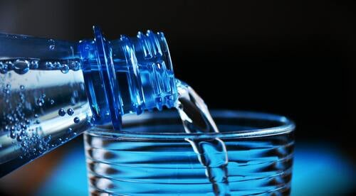 グラスに水をそそぐ