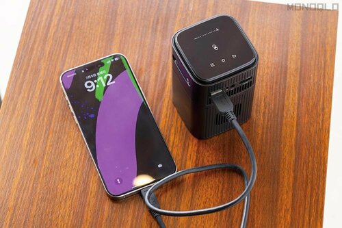 モバイルバッテリーとしても使えるのでスマホも充電可能 ミラアーク「CINEMAGE mini」おすすめ イメージ