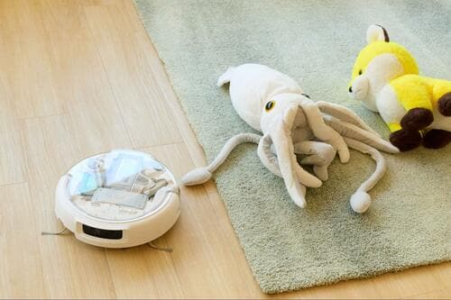 DJI ROMO Pがぬいぐるみを避けている様子