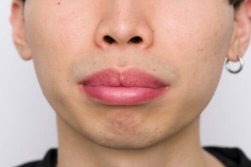 赤みが強く、ナチュラルに血色アップとはいかない メンズ色付きリップおすすめ イメージ