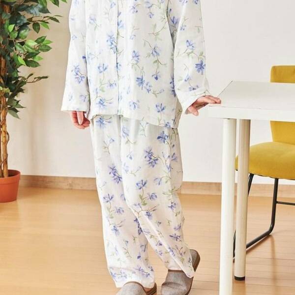 パジャマを着ている女性の画像