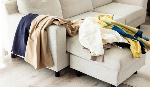 帰ってきたら座る前に掛けるを習慣に！ ハンガーラックおすすめ イメージ