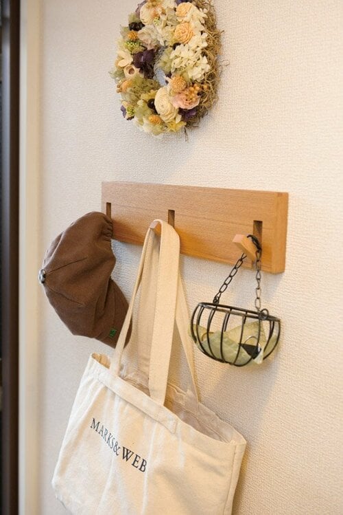 お出かけ道具はフックに掛けて収納 イメージ