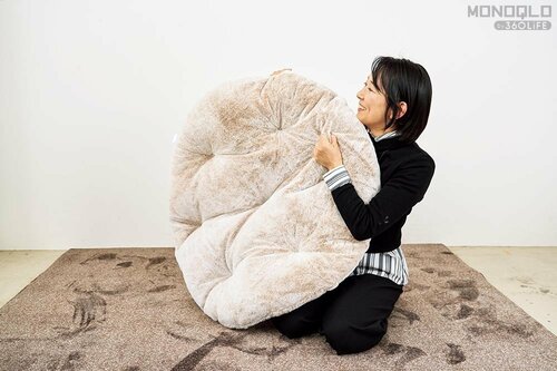 厚みも手触りも極上で思わずギュッとしたくなる! ブランケットとクッションおすすめ イメージ
