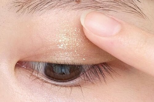 右上のパールで立体感をプラス！ 春コスメ速報2025おすすめ イメージ