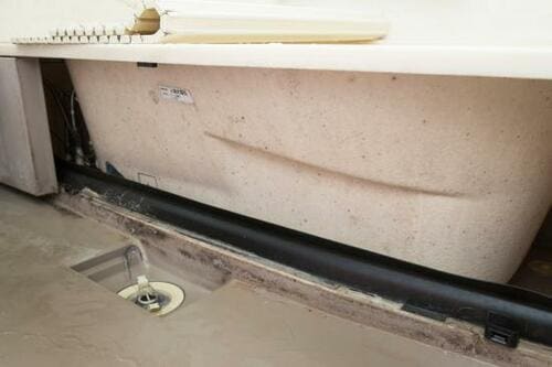 すぐに浸透して汚れを落としますカビキラーでカビを根こそぎ退治！ イメージ