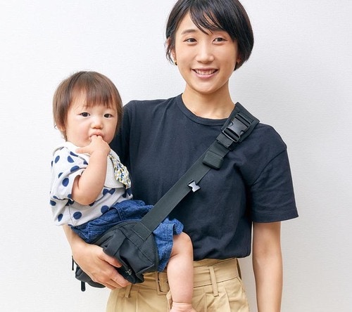 BORNBOON ヒップシートを装着する親子