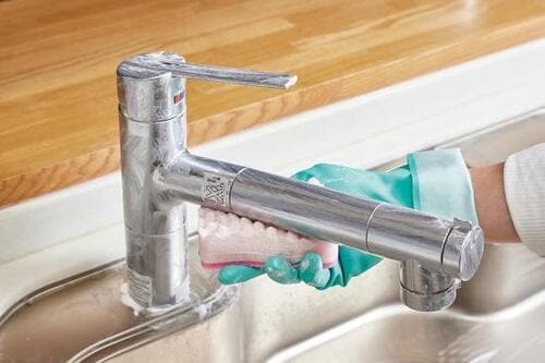 5：見えにくい蛇口の裏も忘れずにこする イメージ