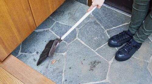 2：全体はほうきで掃いて目地汚れはチャンネルブラシで イメージ