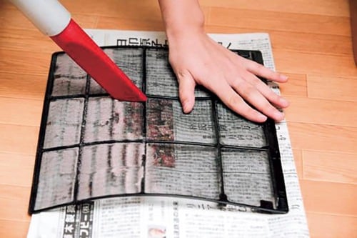 2：新聞紙を敷き、掃除機で吸う イメージ2