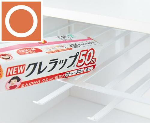 側面にあるフックが嬉しい山崎実業「戸棚下多機能ラック」