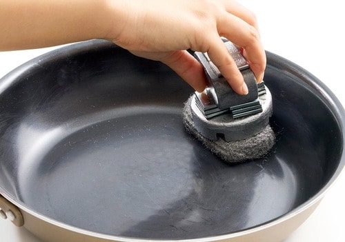 フライパンの半分を1000回こすり、薄焼き卵がはがれるかをチェック フライパンおすすめ イメージ