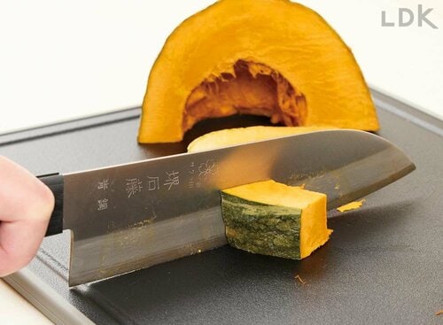 かたい食材を切ると包丁がカツカツ当たる ニトリのキッチン・収納便利グッズおすすめ イメージ