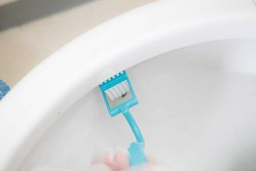 ①【トイレ】汚れが見えるキャンドゥの鏡付きブラシ イメージ