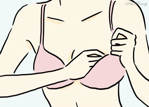 ステップ2：手で胸を持ち上げる ナイトブラおすすめ イメージ
