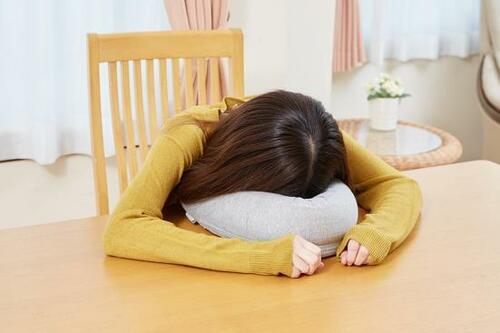メリット1：横にならなくてもラクチン 昼寝枕おすすめ イメージ