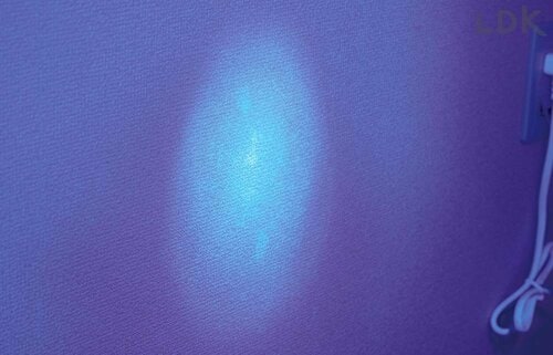 1:ブラックライトで照らして汚れを探す イメージ