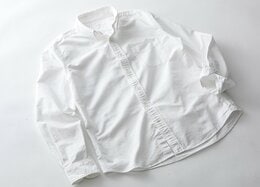 良いシャツはボタンが違う。ユニクロ、GU、無印を超えた「白シャツ」の新定番は？