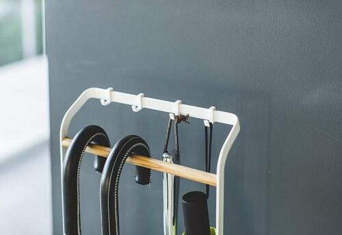 濡れた傘をかけておくだけ！乾くし片付く“山崎実業の傘立て” イメージ3