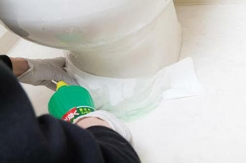 掃除ワザ1：便器下の汚れにはサンポールパック イメージ2