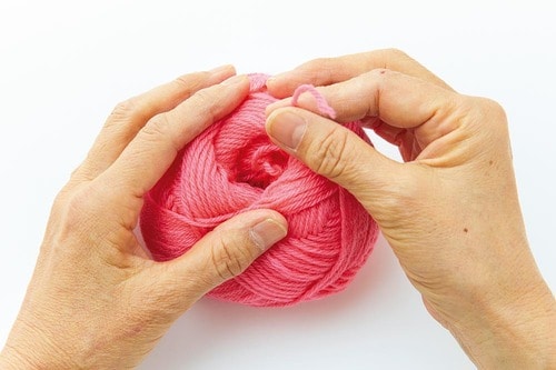 2：毛糸玉の中から糸を引き出す イメージ