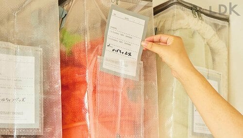 買いなワケ2:付属ラベルは正面ポケットに入っていてわかりやすい! スリーコインズの収納・インテリア雑貨おすすめ イメージ