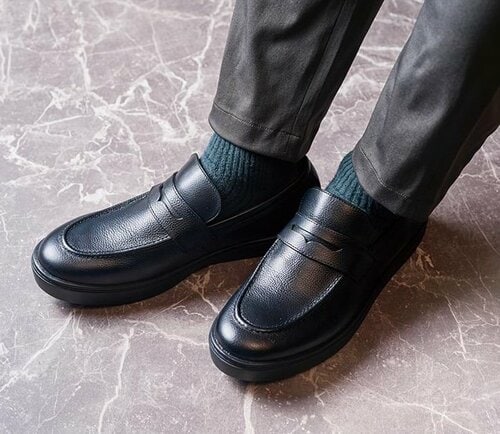 革靴の上品さで合わせやすい! メンズローファースニーカーおすすめ イメージ2