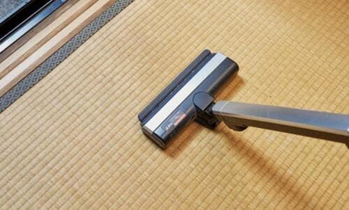 1：掃除機で大きなゴミを吸い取る イメージ