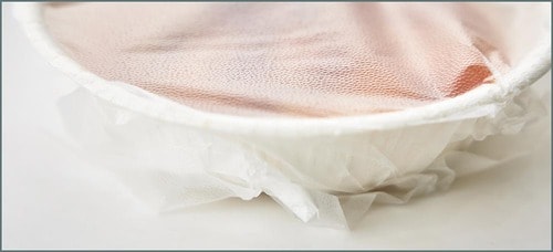 UACJ製箔 グラッド プレスアンドシールを器にかけている様子