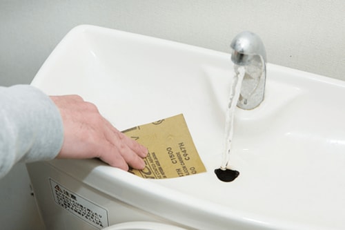 ［削る］水回りのガンコな汚れを 根こそぎ削りとる「耐水ペーパー」 イメージ2