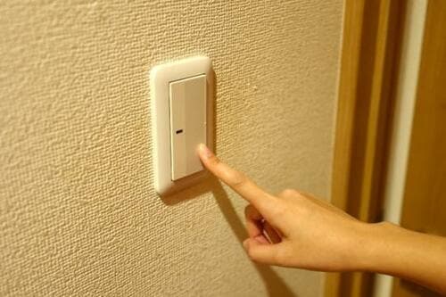 電気代が増える犯人！「消し忘れ」はムダの極み イメージ