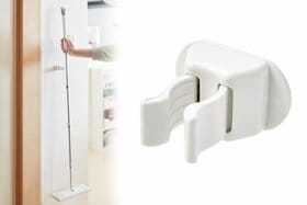 置き場に困る“フロアワイパー”の指定席！貼り付け型キャッチフックの活用法とは？｜テストする女性誌『LDK』が教えます
