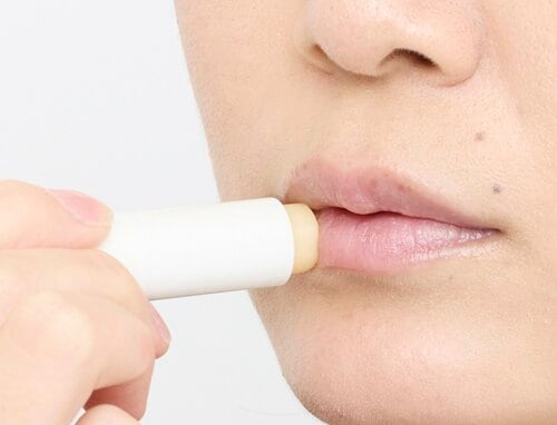 使用感:ワンストロークで口角までスルンと塗れる リップバームおすすめ イメージ