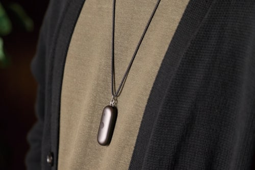装着方法4：チェーンで首に下げる Plaud（プラウド）「Plaud NotePin S」おすすめ イメージ