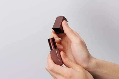 赤みが強く、ナチュラルに血色アップとはいかない メンズ色付きリップおすすめ イメージ4