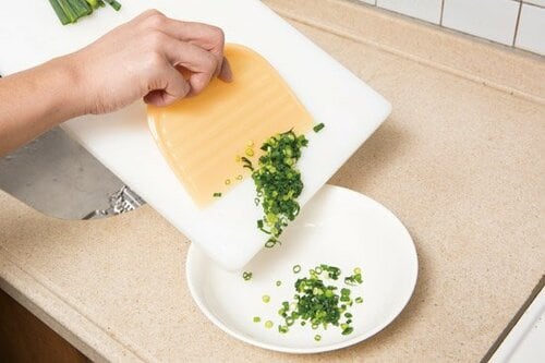くっ付く小ねぎを一網打尽!まな板スクレーパー イメージ