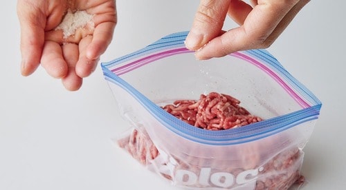 ひき肉は足が早いから 塩もみが必須なんです!