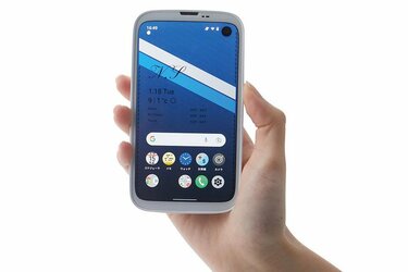 バッテリーやカメラ機能は？「BALMUDA Phone」を他社スマホ3製品とプロ