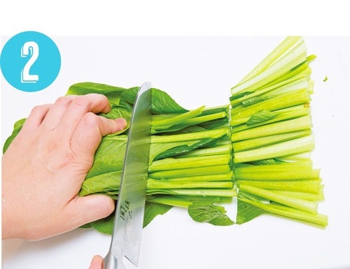 STEP2:ひと口サイズにそろえて切る 野菜の冷凍保存方法おすすめ イメージ