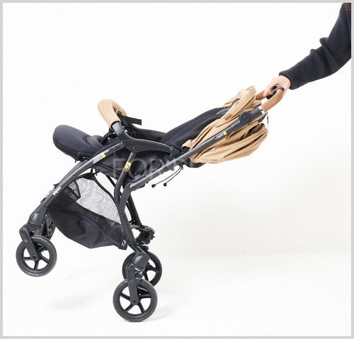 ボタンを押しながら振ればすぐに展開! A型ベビーカーおすすめ イメージ2