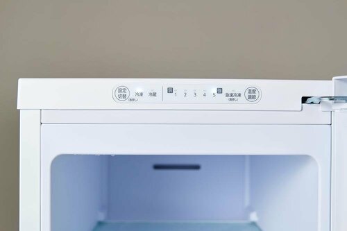 【使い勝手】温度調節パネルは扉を開けた上部に セカンド冷凍庫おすすめ イメージ