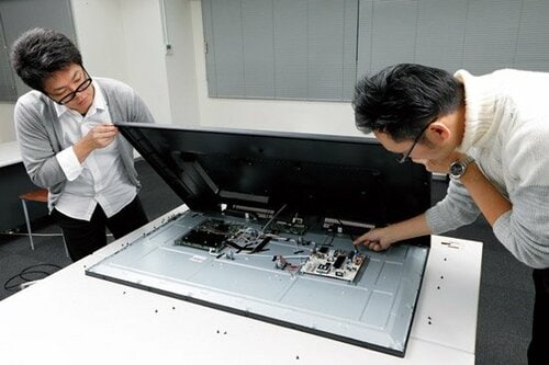 画質も音質も今ひとつの初代…性能チェックのため、いざ解体開始