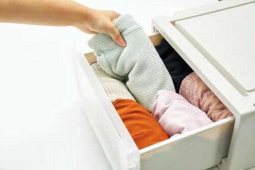 衣類収納のコツ1：服をもうひと折り＋立て収納 衣装ケースおすすめ イメージ3