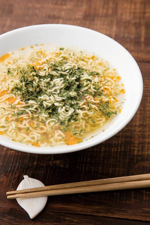 ⑤アジア袋麺らしいジャンクさ！95円でこのパクチー感はお得 イメージ