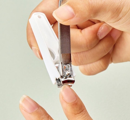 1:爪を短く整える ネイルチップ用接着アイテムおすすめ イメージ